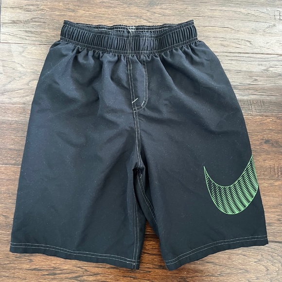 Nike Boy‘s Swim Trunks Sz Large With Mesh Lining - Picture 1 of 7